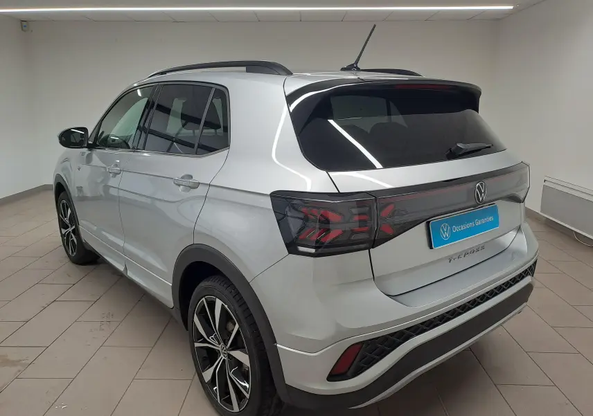 Vue 3/4 arrière droite du Volkswagen T-Cross 2025 en Reflet d'argent avec jantes alliage 18'' et feux arrière LED noirs.