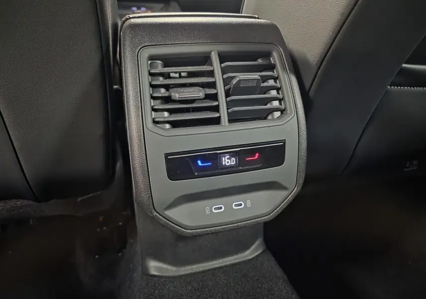 Vue rapprochée des commandes de climatisation arrière et prises USB-C du CUPRA Leon gris 2025.