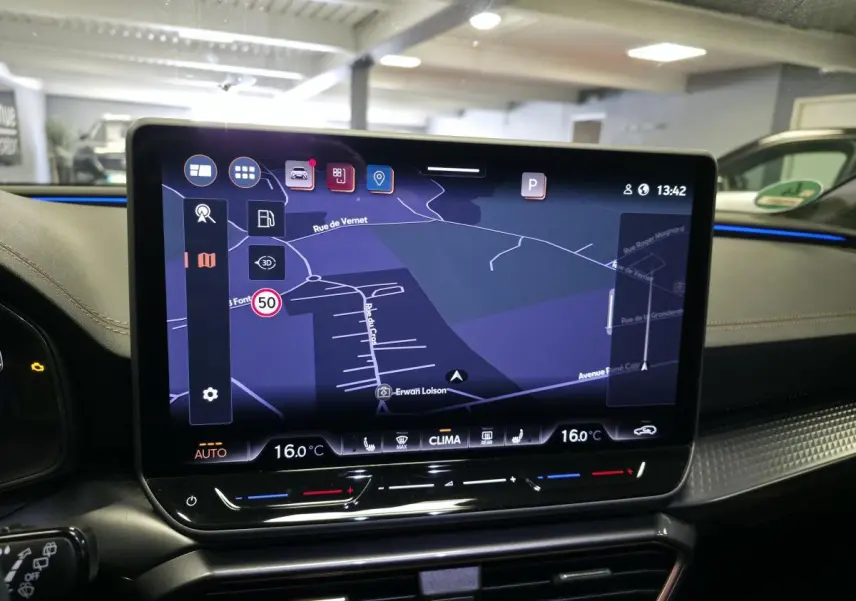 Écran tactile HD 12,9'' du système de navigation dans l’habitacle d’une CUPRA Leon gris 2025.
