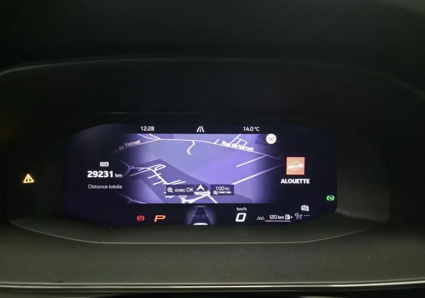 Écran digital du combiné d’instruments affichant la navigation et informations de conduite dans une CUPRA Leon gris.