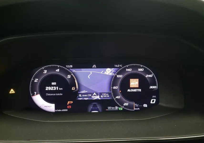 Combiné d'instruments digital de la CUPRA Leon 2025 affichant la navigation et la vitesse, vue de face.