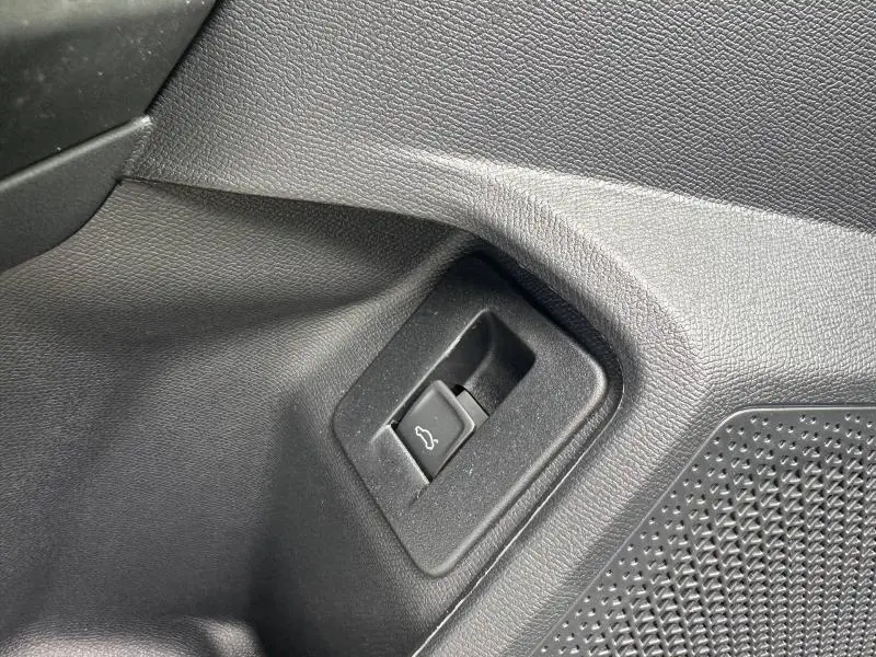 Détail intérieur montrant le bouton d'ouverture du coffre dans un CUPRA Formentor 2.0 TDI 150ch gris Graphène personnalisé.