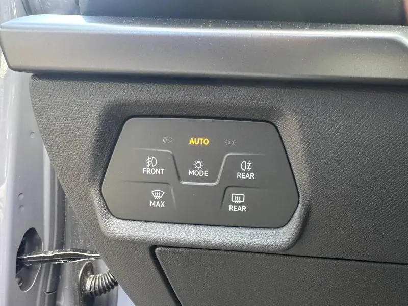 Panneau de commande des feux et dégivrage dans l'habitacle du CUPRA Formentor 2.0 TDI 150ch, vue rapprochée côté gauche.