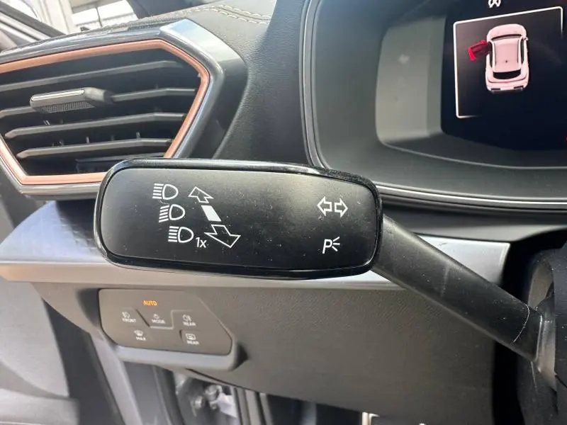 Gros plan sur la manette de clignotants à gauche du volant dans l'habitacle du CUPRA Formentor gris Graphène 2025.