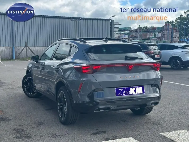 Vue 3/4 arrière droite d'une CUPRA Formentor gris Graphène personnalisé avec feux arrière reliés et double sortie d'échappement.