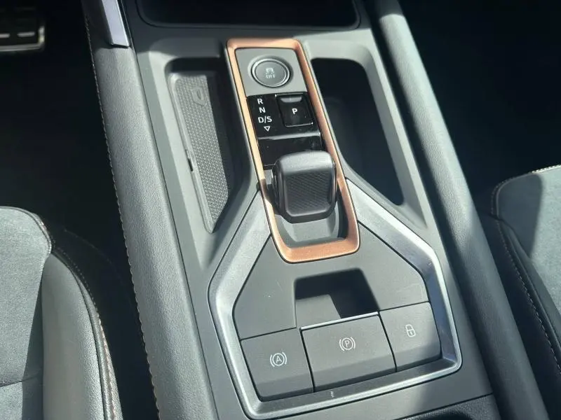 Vue rapprochée de la console centrale du CUPRA Formentor 2025 avec levier de boîte auto et contour cuivre.