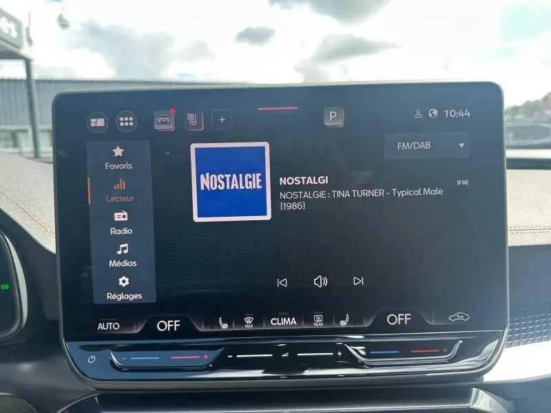 Écran tactile central de la CUPRA Formentor 2025 affichant la radio FM avec la station Nostalgie en cours de lecture.