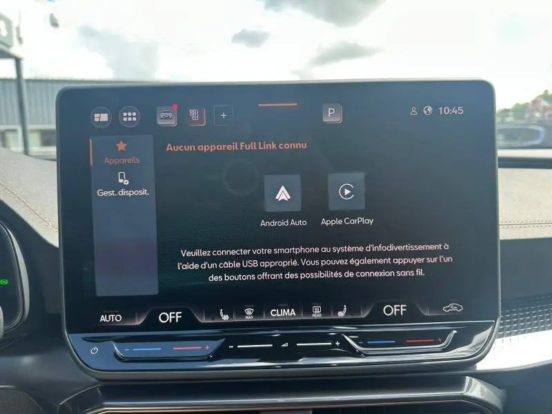 Écran tactile central du tableau de bord du CUPRA Formentor 2025, affichant les options Android Auto et Apple CarPlay.