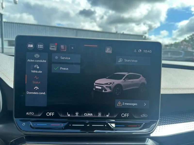 Écran tactile intérieur affichant un menu avec une image 3D grise du CUPRA Formentor vue de profil droit.
