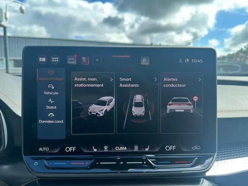 Écran tactile intérieur du CUPRA Formentor 2.0 TDI 150ch 2025 affichant les aides à la conduite et alertes conducteur.