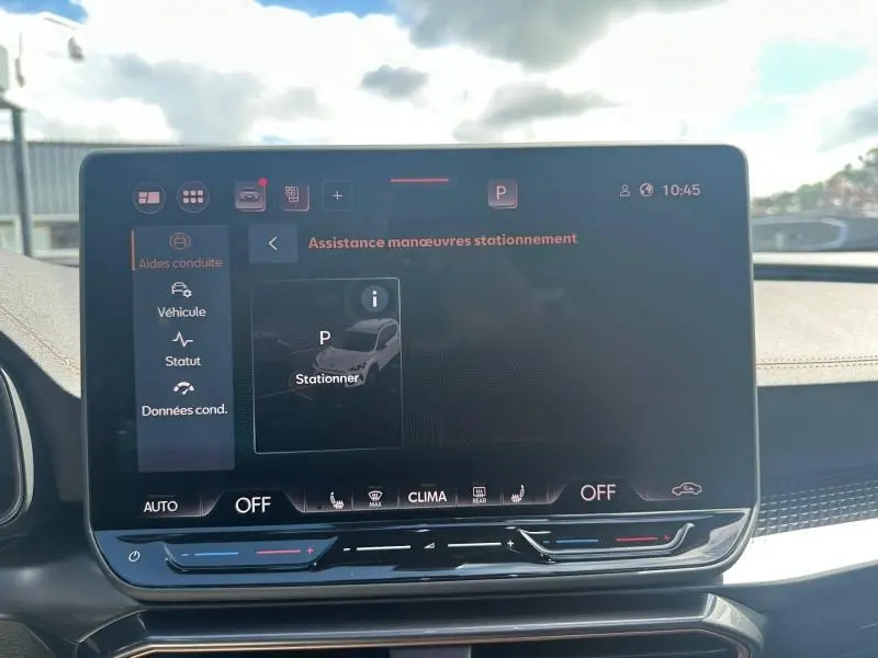 Écran tactile central affichant l'assistance aux manœuvres de stationnement dans un CUPRA Formentor gris Graphène, vue intérieure frontale.