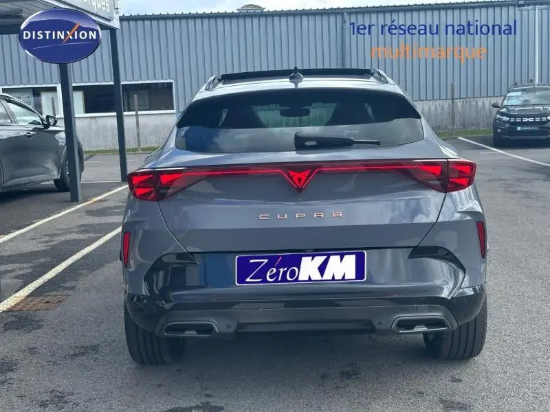 Vue arrière d'une CUPRA Formentor 2.0 TDI 150ch gris Graphène 2025 avec feux LED reliés et double sortie d'échappement.