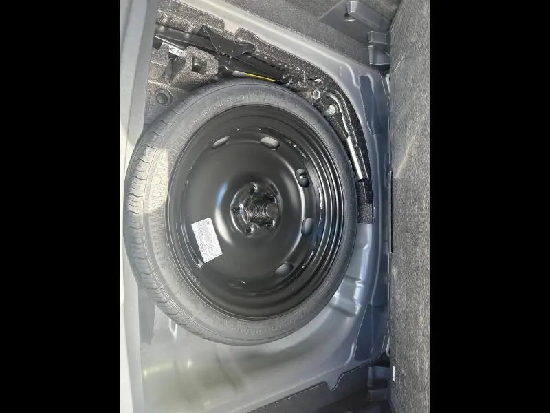 Vue rapprochée de la roue de secours noire dans le coffre du CUPRA Formentor 2.0 TDI 150ch Gris Graphène 2025.
