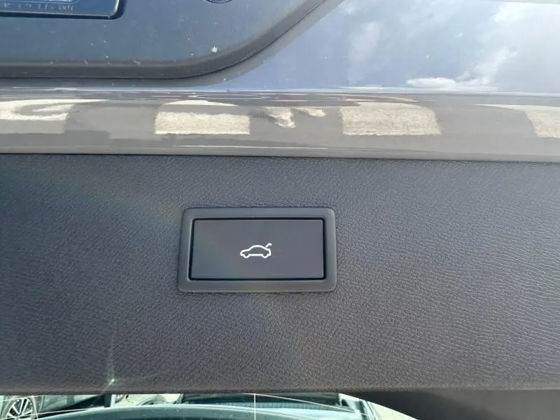 Bouton d'ouverture électrique du coffre sur la garniture intérieure du hayon d'un CUPRA Formentor gris Graphène.