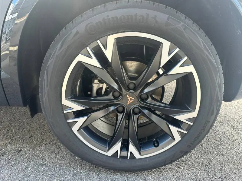 Gros plan sur la jante noire et argentée du CUPRA Formentor 2.0 TDI 150ch 2025 en Gris Graphène personnalisé.