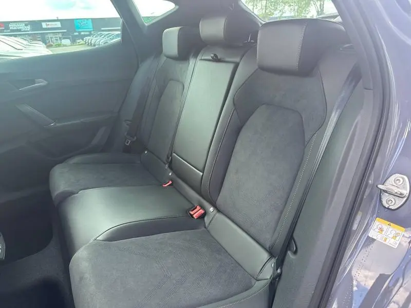 Vue intérieure des sièges arrière en cuir et alcantara gris du CUPRA Formentor 2.0 TDI 150ch V DSG7 2025, porte ouverte côté droit.