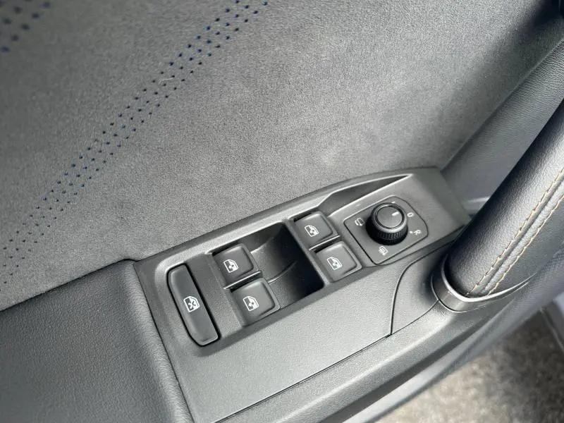 Gros plan sur les commandes de lève-vitres et rétroviseurs côté conducteur du CUPRA Formentor 2.0 TDI 150ch gris Graphène 2025.