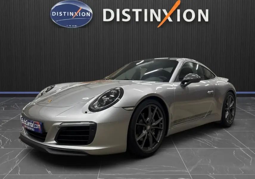 Porsche 911 991.2 Carrera T gris GT Silver vue 3/4 avant avec jantes Carrera S 20 pouces et toit ouvrant fermé.