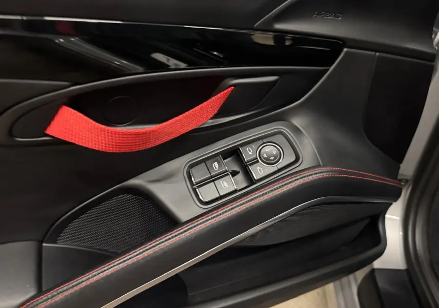Détail de la porte côté conducteur de la Porsche 911 991 2 Carrera T gris GT Silver avec poignée rouge et surpiqûres rouges.