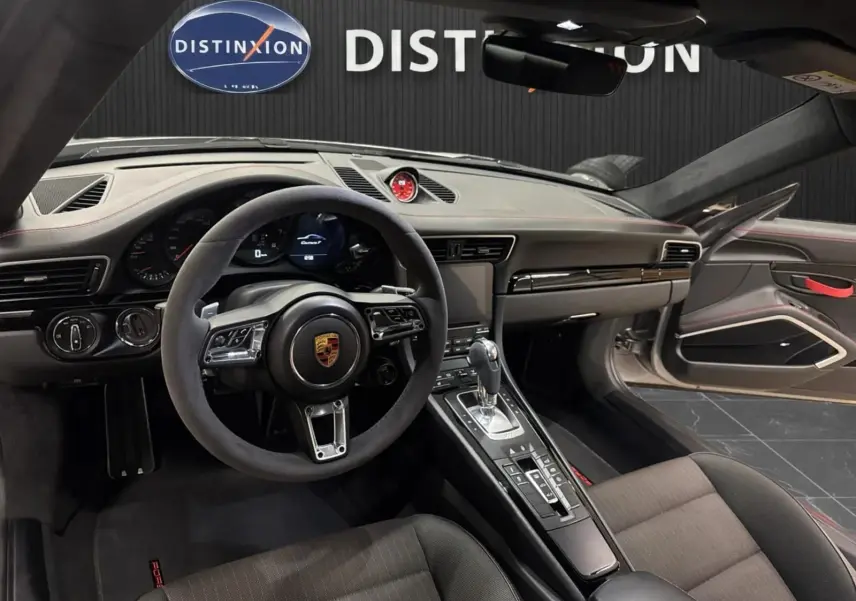 Intérieur de Porsche 911 991.2 Carrera T 2018, vue côté conducteur, tableau de bord noir avec volant GT en alcantara.