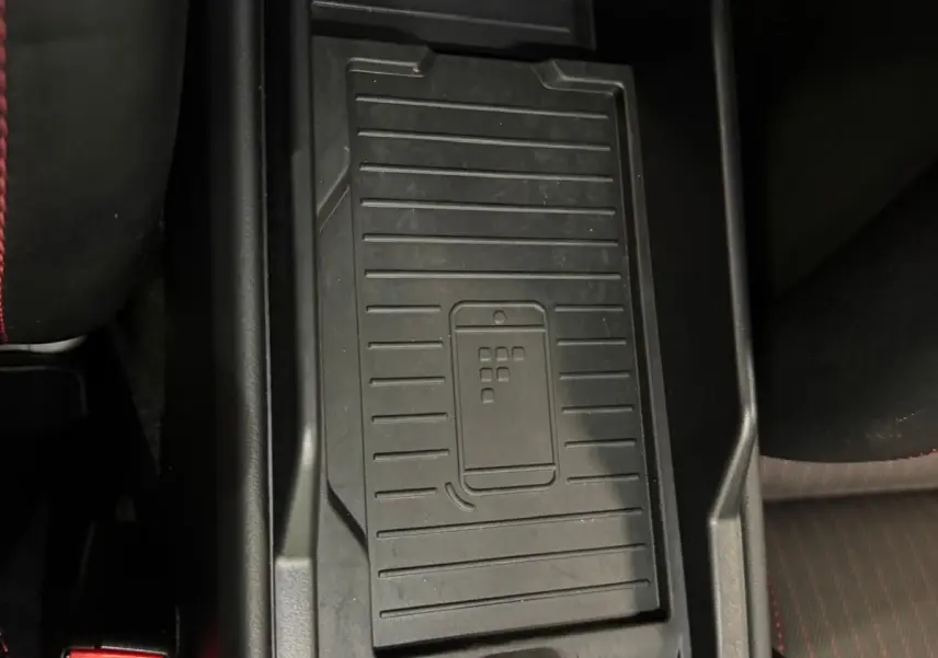 Vue plongeante sur la console centrale noire du Porsche 911 991 2 Carrera T avec porte-gobelet et port USB visible.