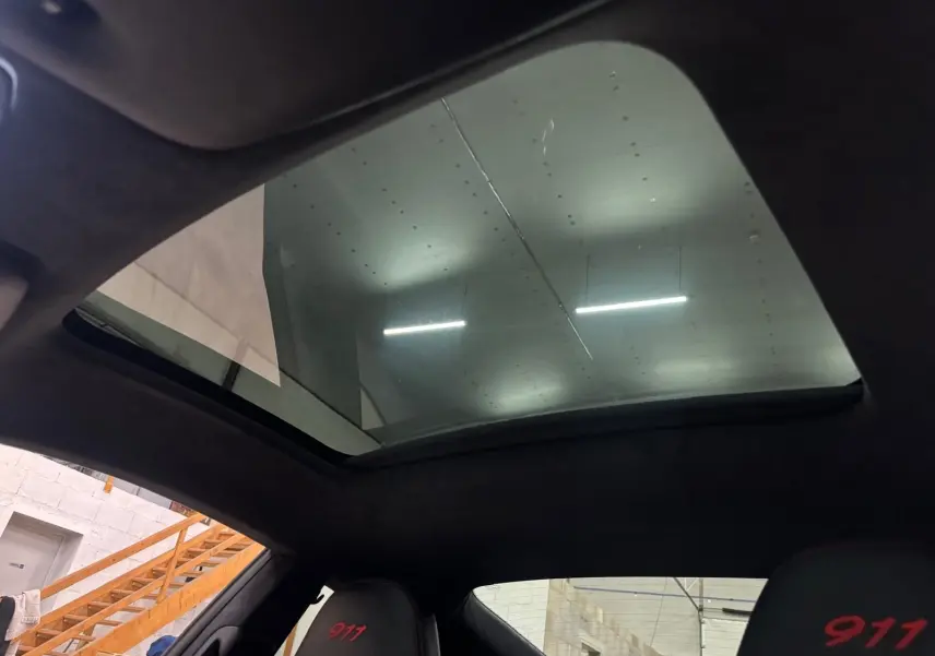 Toit ouvrant panoramique visible depuis l'intérieur noir de la Porsche 911 991 2 Carrera T gris GT Silver.