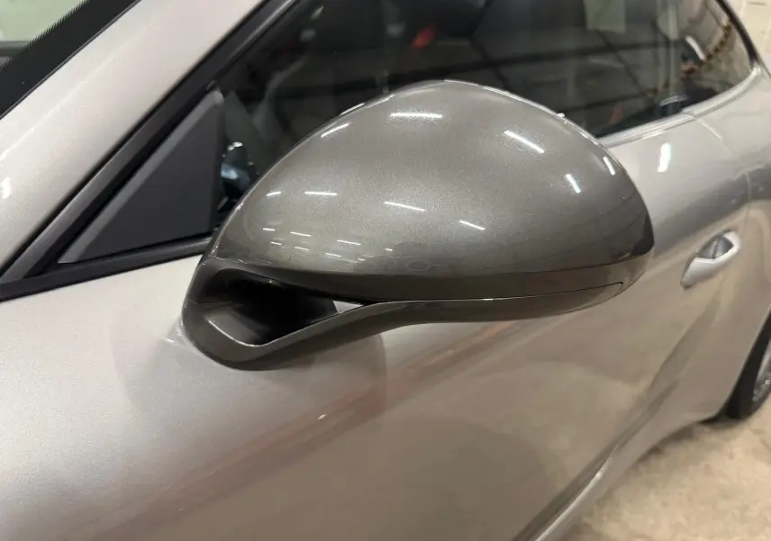 Gros plan sur le rétroviseur côté gauche gris GT Silver d'une Porsche 911 991 2 Carrera T 2018.
