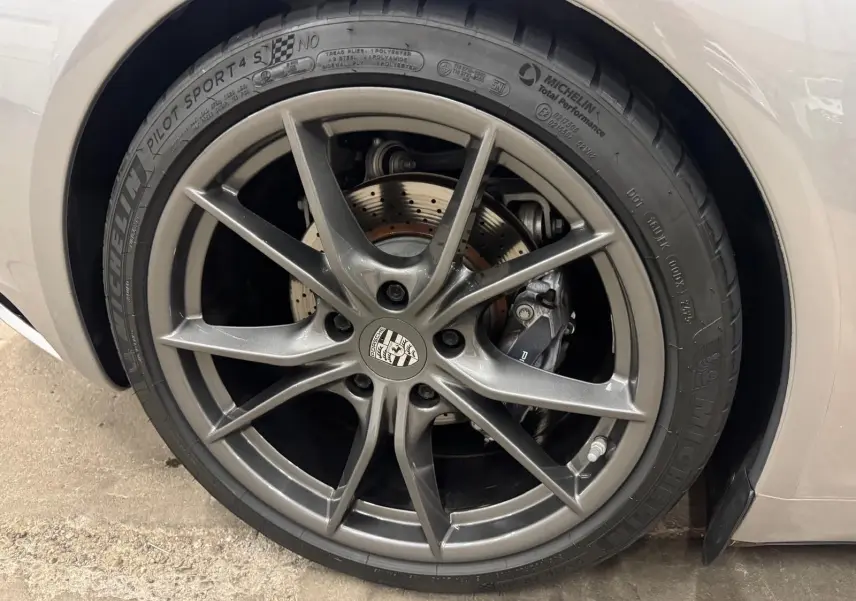 Gros plan sur la jante Carrera S 20 pouces gris foncé d'une Porsche 911 991 2 Carrera T Gris GT Silver.