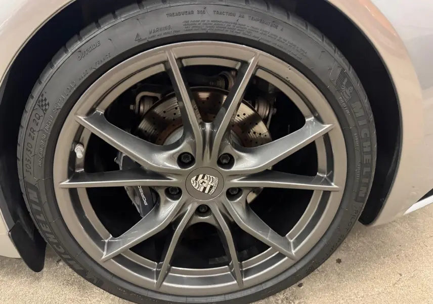 Gros plan sur la jante Carrera S 20 pouces gris foncé de la Porsche 911 991 2 Carrera T Gris GT Silver.