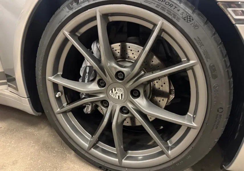Gros plan sur la jante Carrera S 20 pouces gris GT Silver avec frein perforé et pneu Michelin Pilot Sport 4S.