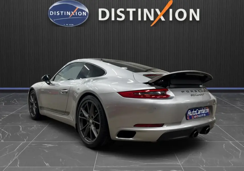 Vue 3/4 arrière droite d'une Porsche 911 Carrera T 2018 gris GT Silver avec aileron arrière déployé et jantes Carrera S 20 pouces.