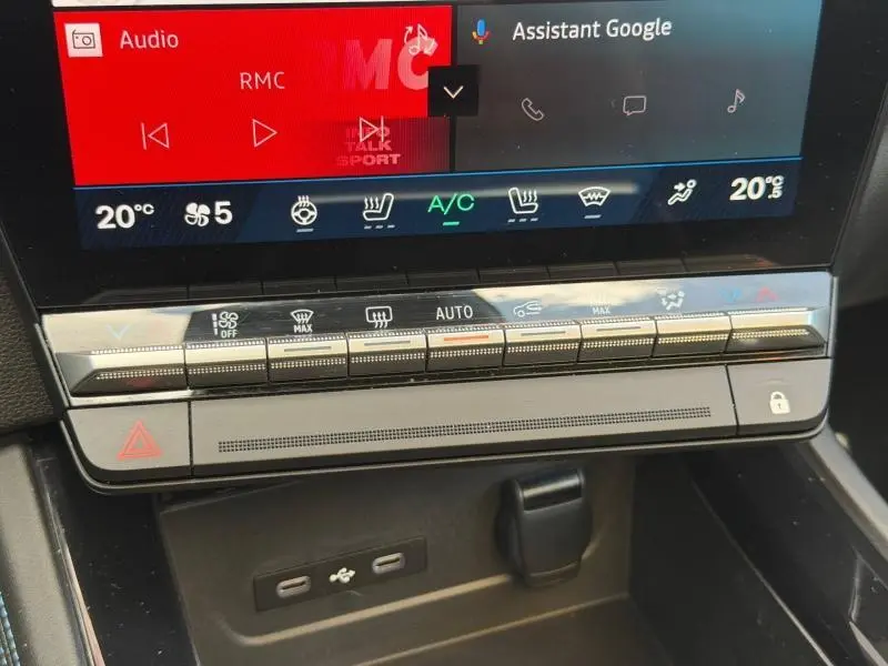 Gros plan sur la console centrale tactile et les commandes climatisation du Renault Rafale noir étoilé 2025.