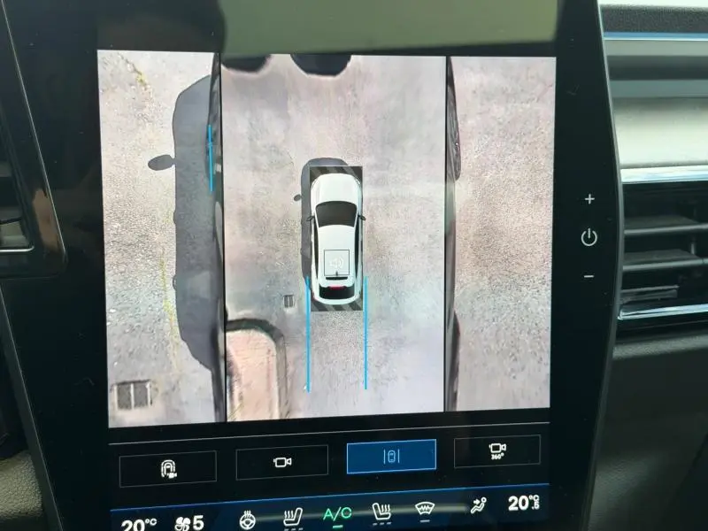 Vue écran caméra 360° du Renault Rafale noir étoilé, affichant le véhicule en vue aérienne centrée.