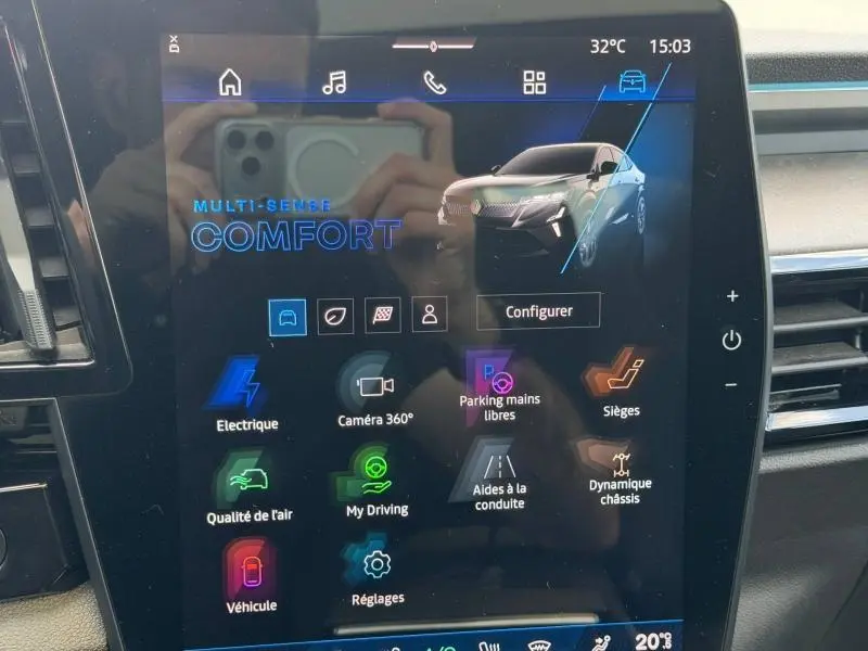 Écran tactile intérieur affichant le mode Multi-Sense Comfort avec illustration du Renault Rafale noir étoilé en 3/4 avant.