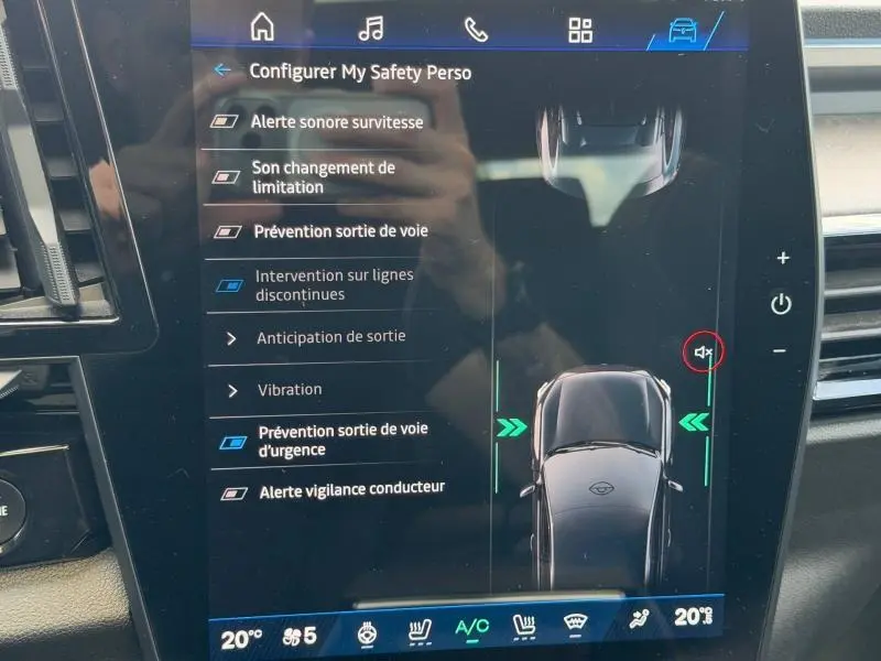 Écran tactile intérieur montrant les réglages d'aide à la conduite du Renault Rafale noir étoilé, vue de face.