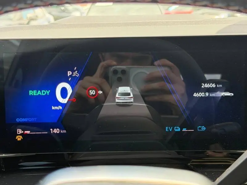 Tableau de bord numérique de Renault Rafale 2025 affichant la vitesse, l'autonomie et l'alerte limite 50 km/h.