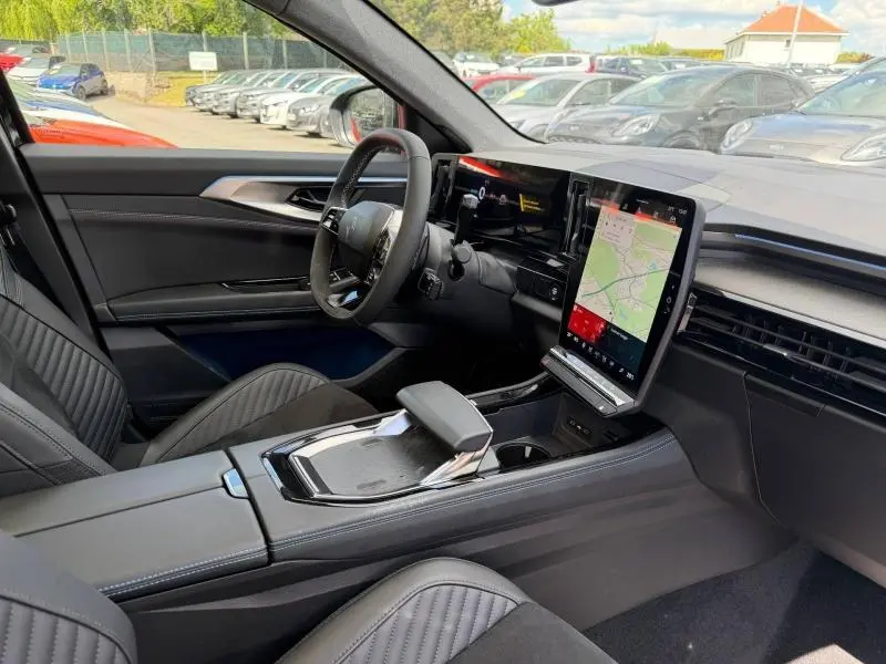 Vue intérieure côté conducteur du Renault Rafale 2025 noir étoilé, avec écran tactile vertical et volant multifonction.