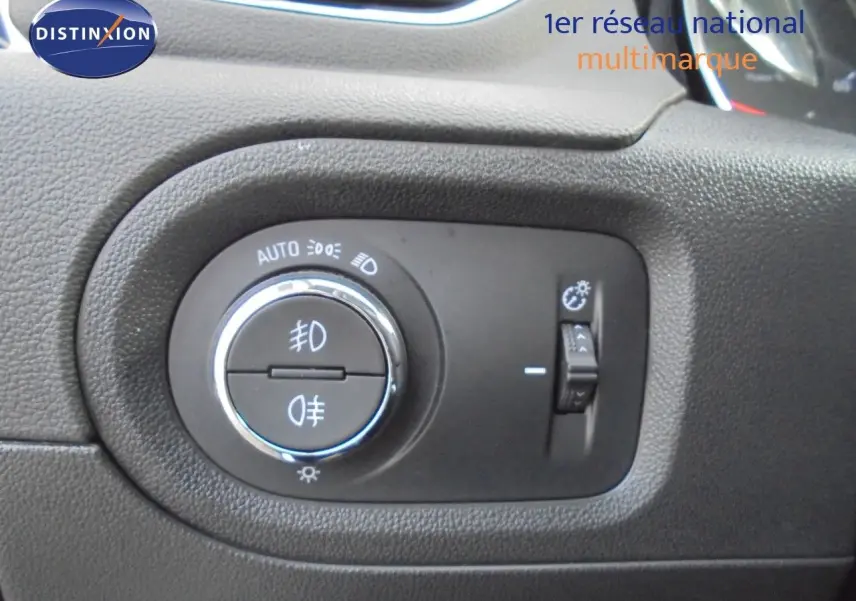Gros plan sur la commande des feux dans l’habitacle de l’Opel Grandland X gris Moai Metal, version hybride rechargeable.