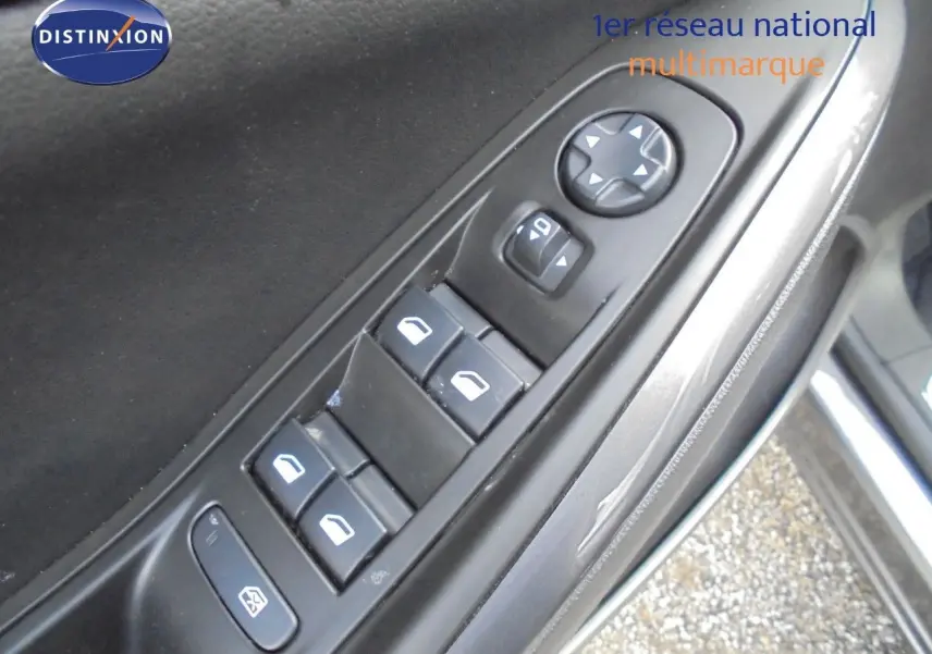 Gros plan sur les commandes des vitres et rétroviseurs côté conducteur d’un Opel Grandland X gris Moai Metal.