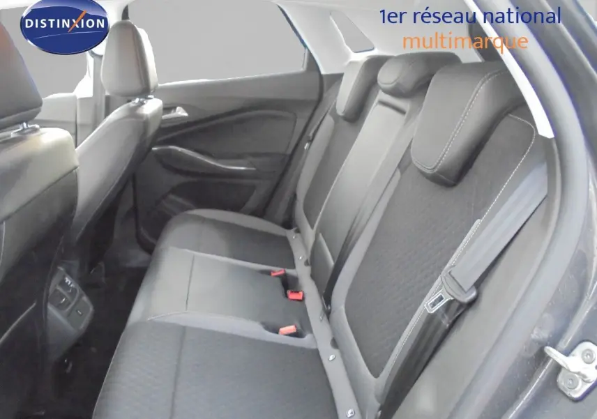 Vue intérieure côté droit des sièges arrière en tissu noir avec surpiqûres blanches d'un Opel Grandland X gris Moai Metal.