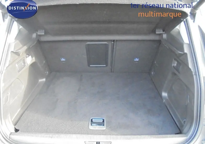 Coffre ouvert en vue arrière d'un Opel Grandland X gris Moai Metal, montrant un espace de chargement propre et spacieux.