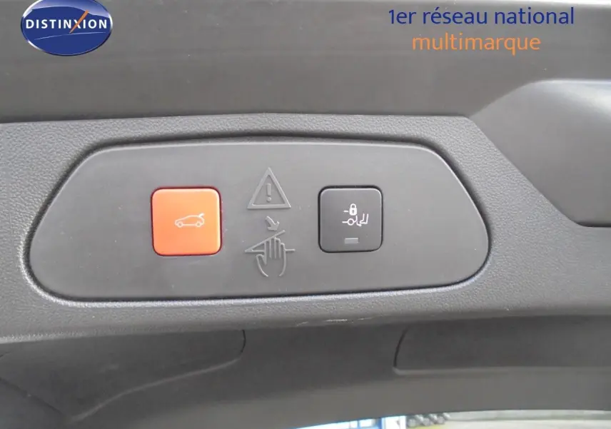 Détail du panneau de commandes du hayon électrique sur Opel Grandland X gris Moai Metal, vue intérieure.