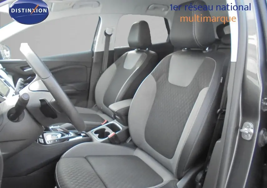 Vue intérieure côté conducteur de l’Opel Grandland X gris Moai Metal, montrant les sièges avant en tissu noir et gris.