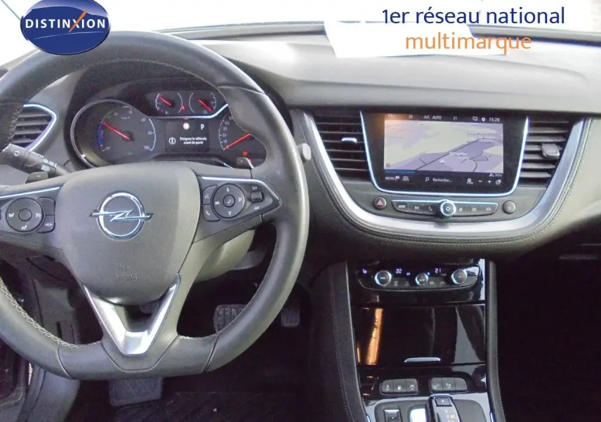 Vue intérieure du tableau de bord et volant d’Opel Grandland X 1.6 Hybrid Turbo 2021 avec écran tactile et commandes au volant.