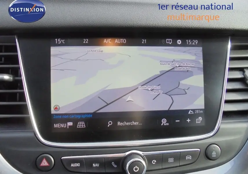 Écran tactile central affichant la navigation GPS dans l'habitacle de l'Opel Grandland X gris Moai Metal.