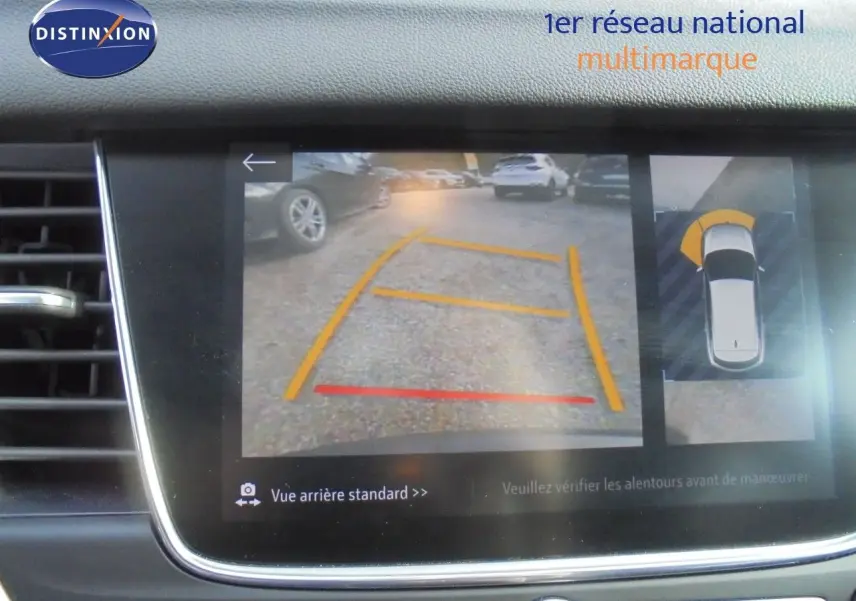 Écran intérieur montrant la caméra de recul avec lignes de guidage, dans un Opel Grandland X gris Moai Metal.