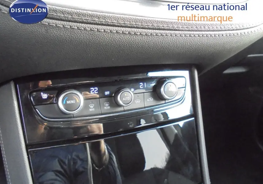 Tableau de bord de l’Opel Grandland X 1.6 Hybrid Turbo 300 Ultimate, détail de la console de climatisation digitale.