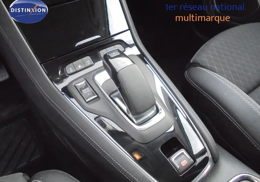 Gros plan sur la console centrale de l’Opel Grandland X gris Moai Metal, avec levier de vitesse automatique et boutons de contrôle.