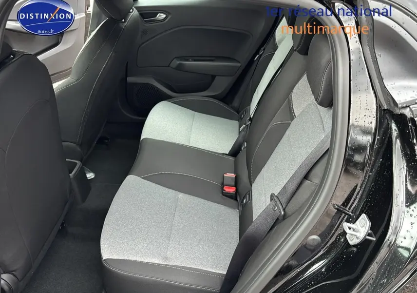 Vue intérieure côté droit sur la banquette arrière bicolore gris et noir de la Renault Clio V noire 2025.