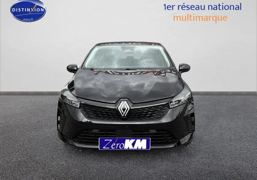 Vue avant d'une Renault Clio V noire 2025 avec calandre et phares LED distinctifs sur fond neutre.